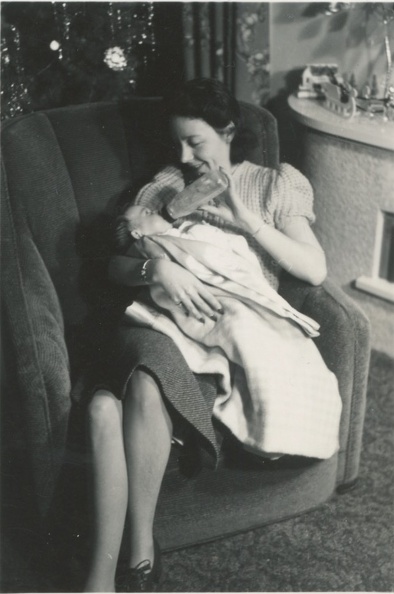 Carole Lee new baby w Jeannett 1940 1.jpeg
