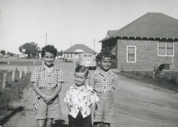 Carole, Jim and Lynn outside on a gravel driveway about 1949 2