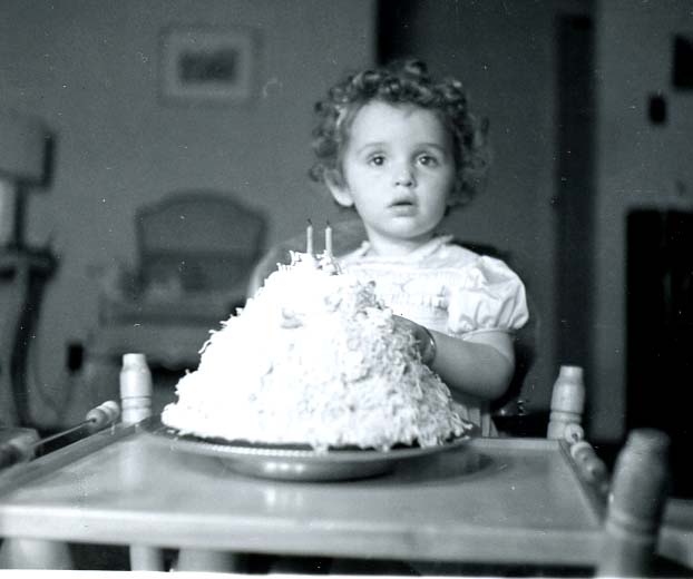 1942 Carole with her 2nd birthday cake.jpg